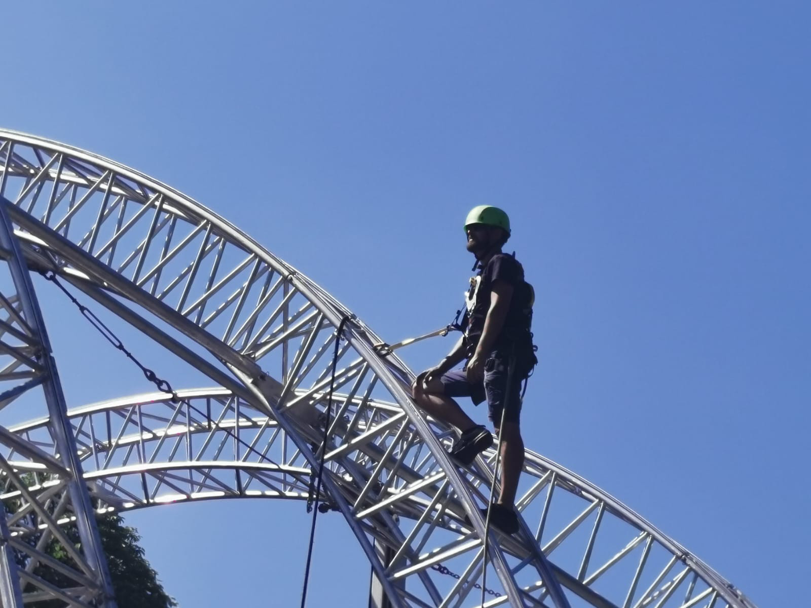 Bühnenbauer hoch oben beim Aufbauen einer Stage