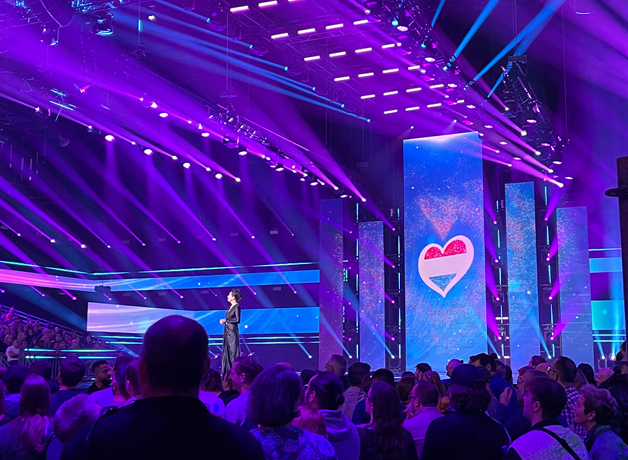 Bild von Person auf der Bühne des Luxembourg Song Contest (bei dem die SmartCrew auch den Stageaufbau unterstützt hat)