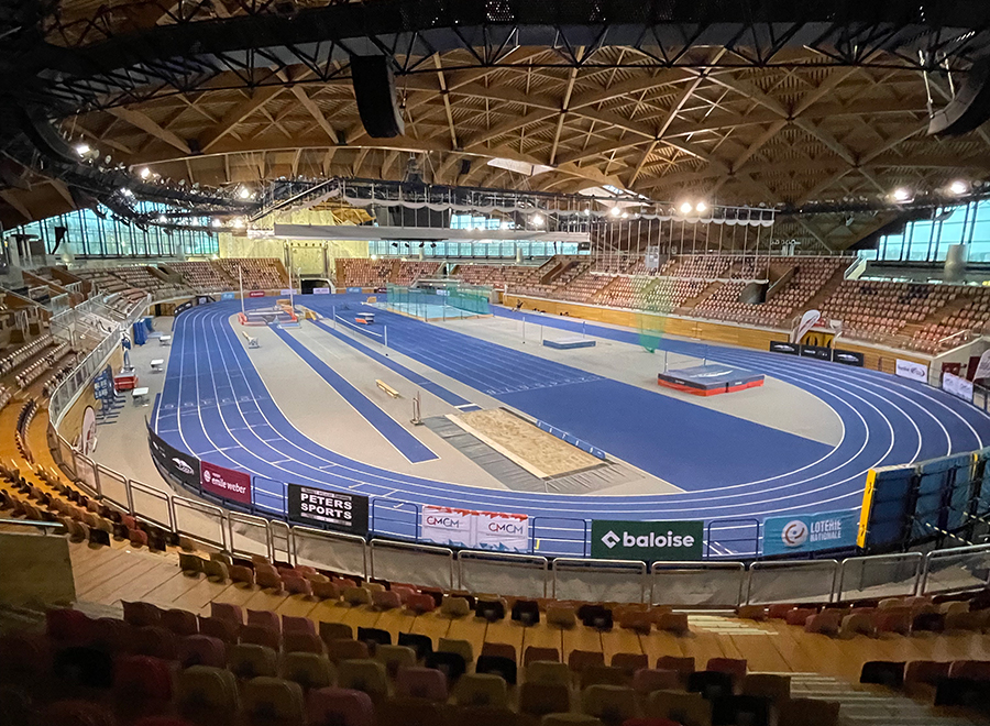 Rennbahn in einer Sporthalle mit Zuschauertribüne für ein Sportevent