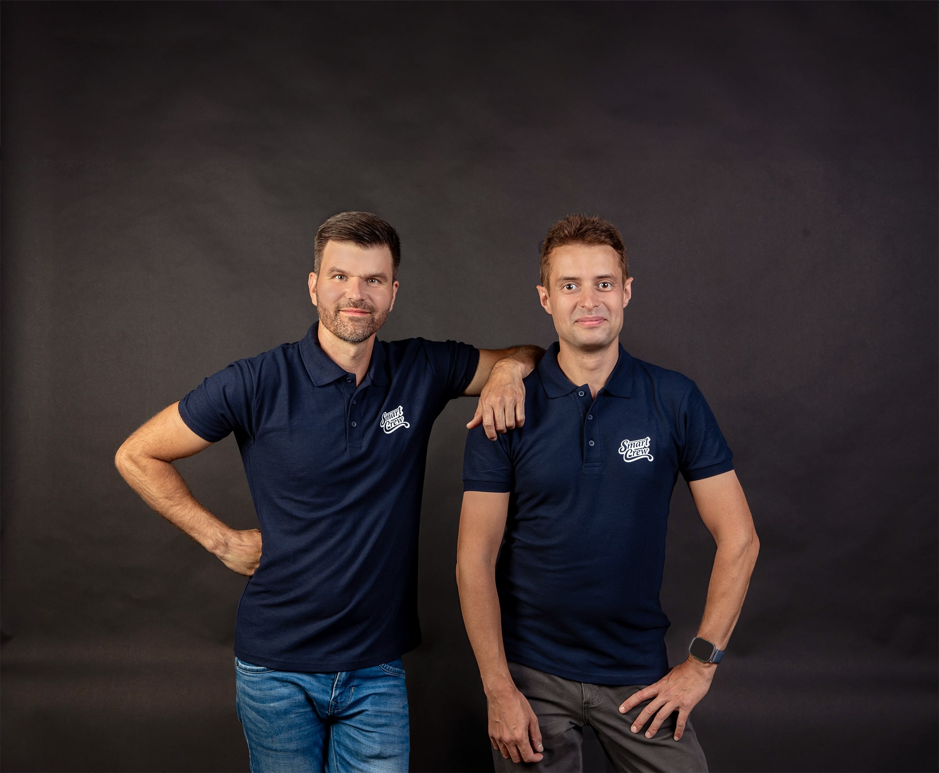 The two founders of SmartCrew Tobias Meierling (master craftsman for event technology) and Mourad Mahrouk (administration and project management) next to each other in front of a black background