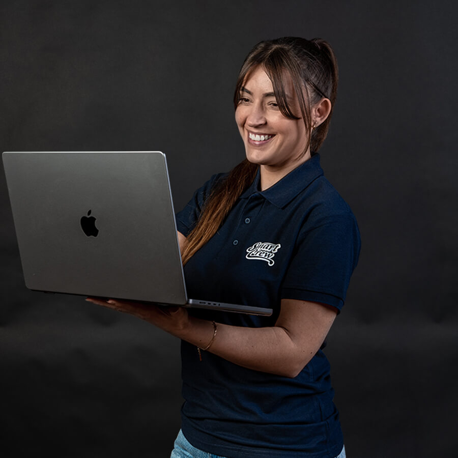 Portrait of SmartCrew employee Franziska Specht (Human Resource Manager) with a laptop in her hand